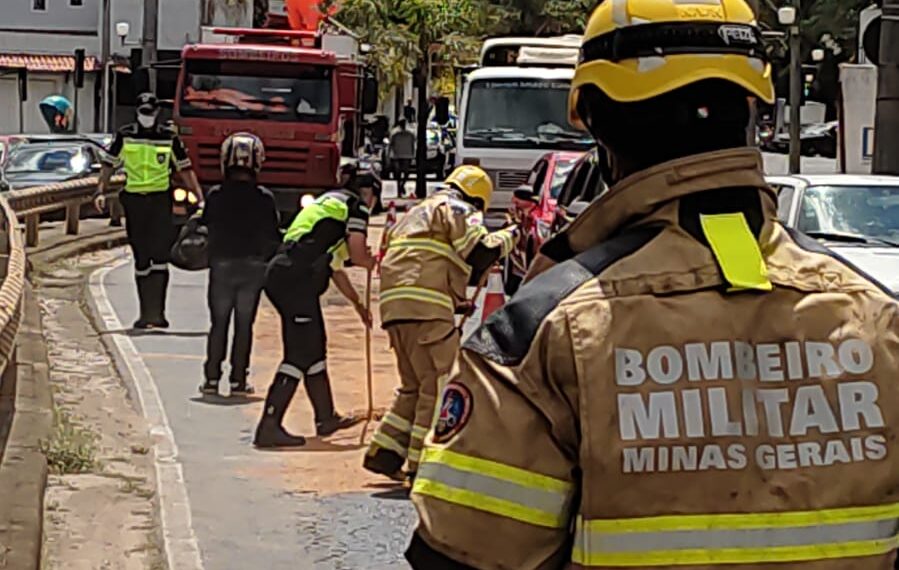 Em Poços, meia pista da Avenida Francisco Salles é interditada após ônibus derramar óleo