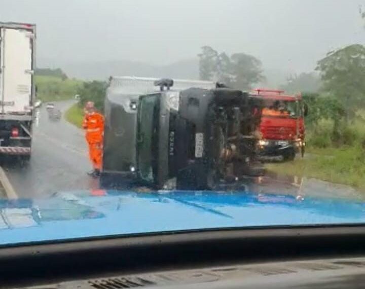 Caminhão tomba na Rodovia do Contorno em Poços de Caldas