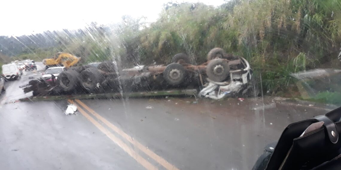 Acidente em rodovia de Poços de Caldas deixa feridos e uma pessoa morta