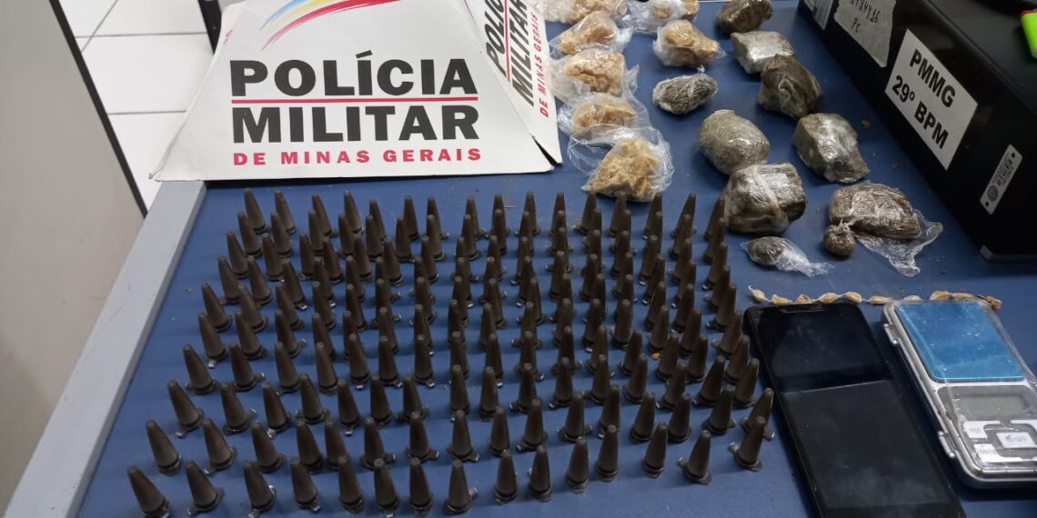 Dupla é detida com drogas e dinheiro em Poços de Caldas