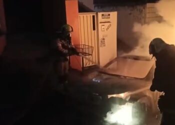 Imagens mostram momento em que Bombeiros combatem incêndio em carro em Poços de Caldas; confira