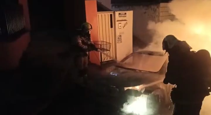 Imagens mostram momento em que Bombeiros combatem incêndio em carro em Poços de Caldas; confira