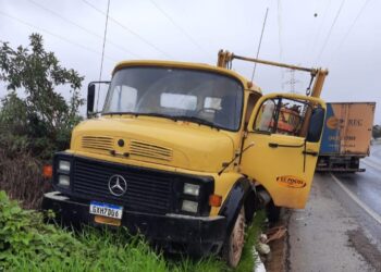 Caminhão sai da pista após ser atingido por outro na Rodovia do Contorno em Poços de Caldas