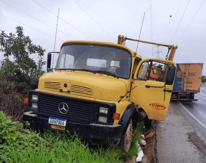 Caminhão sai da pista após ser atingido por outro na Rodovia do Contorno em Poços de Caldas