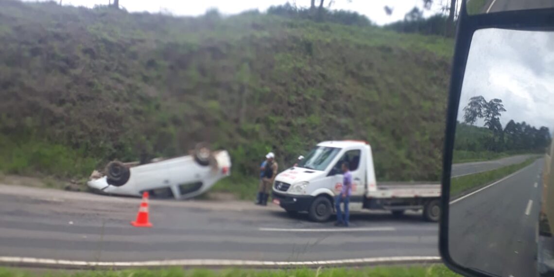 Carro capota na BR 267 em Poços de Caldas