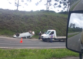 Carro capota na BR 267 em Poços de Caldas