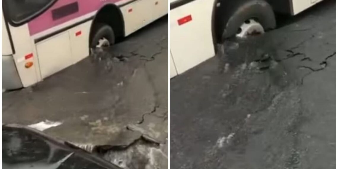 Asfalto afunda e ônibus fica preso após rompimento de tubulação na zona leste de Poços