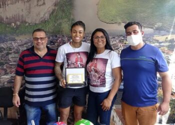 Bruna de Paula da seleção brasileira de handebol feminino é homenageada em Campestre