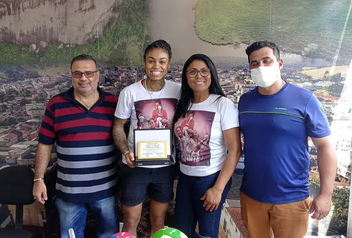 Bruna de Paula da seleção brasileira de handebol feminino é homenageada em Campestre