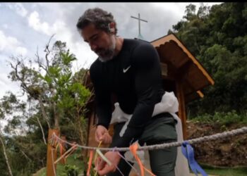 Apresentador Marcos Mion percorre Caminho da Fé para pagar promessa