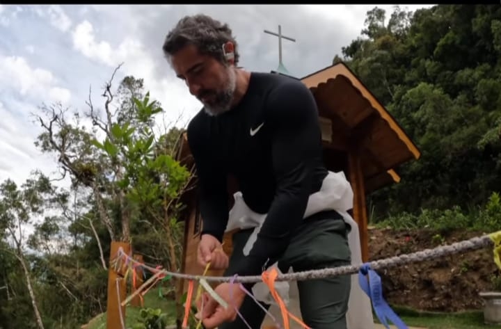 Apresentador Marcos Mion percorre Caminho da Fé para pagar promessa
