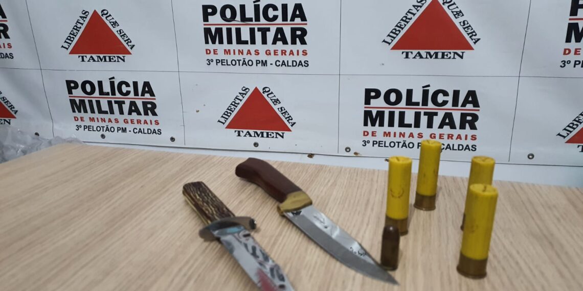 Homem chega bêbado em casa e ameaça esposa com facas; o suspeito acabou preso