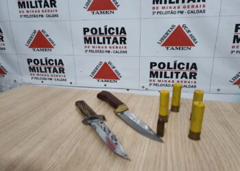 Homem chega bêbado em casa e ameaça esposa com facas; o suspeito acabou preso