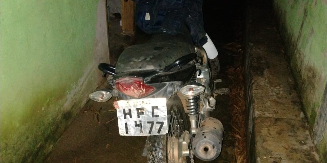 Motocicleta furtada é encontrada em casa abandonada em Campestre