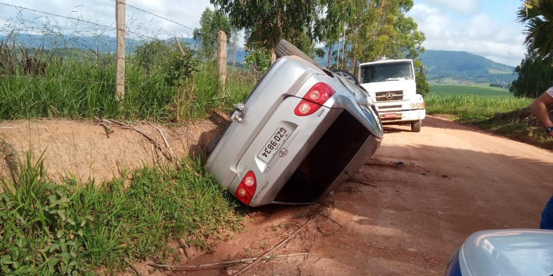 Carro roubado no Cristo Redentor de Poços de Caldas é encontrado tombado em Divisa Nova