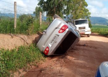 Carro roubado no Cristo Redentor de Poços de Caldas é encontrado tombado em Divisa Nova