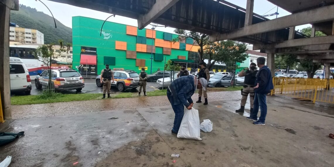 Moradores em situação de rua: PM e Promoção Social realizam operação em Poços