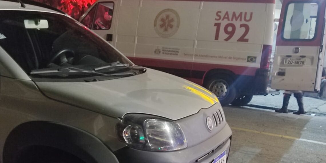 Motorista foge sem prestar socorro após bater em moto e deixar dois feridos