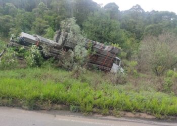 Susto: caminhão perde freio em serra entre Poços e Campestrinho
