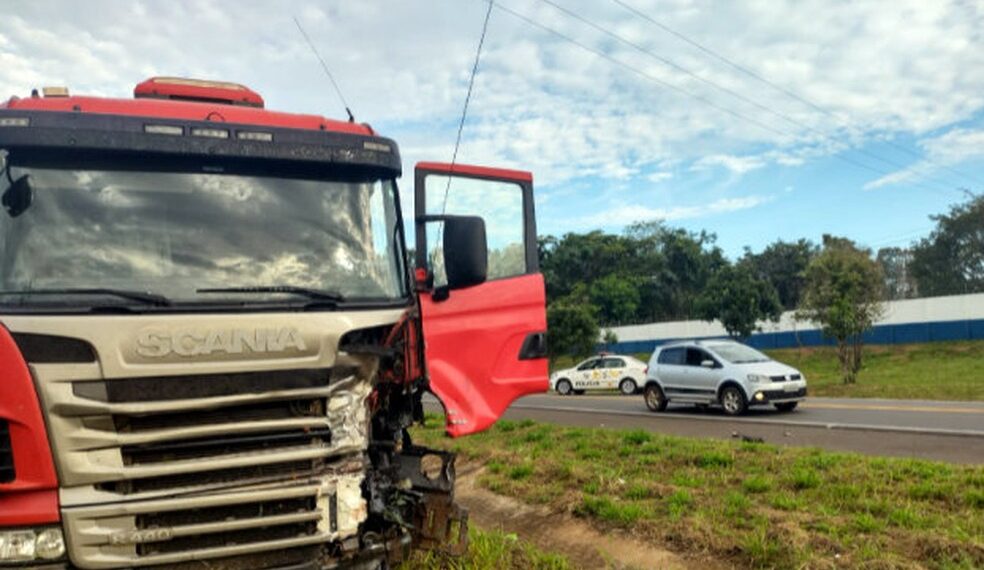 Motociclista morre em Aguaí após colisão frontal com carreta em rodovia