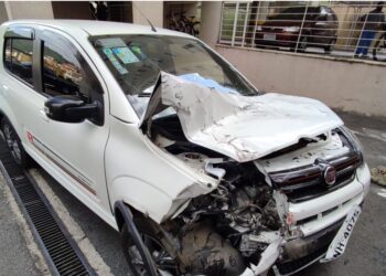 Mulher perde controle de carro e bate em caminhão estacionado