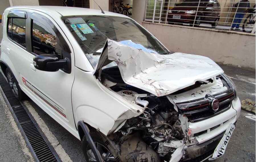 Mulher perde controle de carro e bate em caminhão estacionado