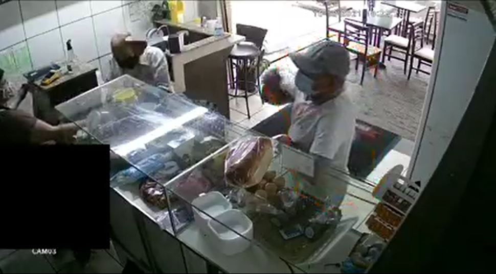 Homem furta caixinha de natal de lanchonete em Poços; assista vídeo