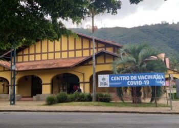 Vacinação contra COVID-19 acontece neste sábado (18) até às 17h