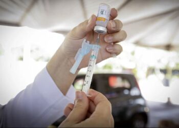 Vacinação contra Covid-19 continua nesta quarta em Poços