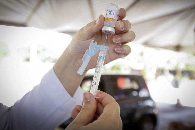 Vacinação contra Covid-19 continua nesta quarta em Poços