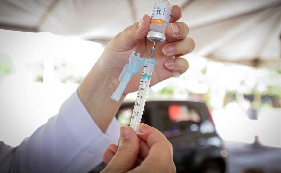 Confira quem pode se vacinar contra Covid-19 amanhã em Poços