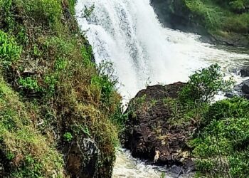 Rapaz com sinais de embriaguez é advertido após tentar praticar rapel na Cachoeira Véu das Noivas em Poços de Caldas