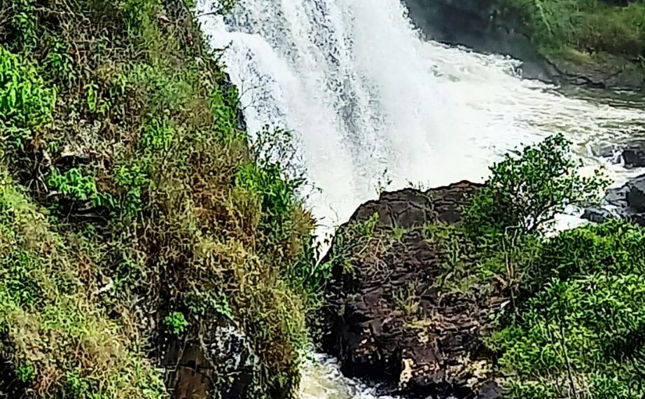 Rapaz com sinais de embriaguez é advertido após tentar praticar rapel na Cachoeira Véu das Noivas em Poços de Caldas