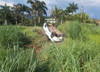 Carro capota após ser atingido por outro em São José do Rio Pardo