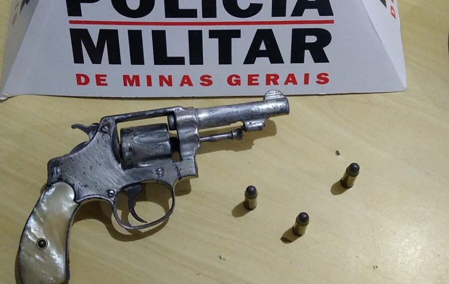 Motorista é preso por embriaguez e ocupante detido após exibir arma em Bandeira do Sul
