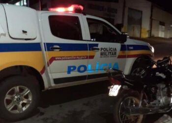 Após ser flagrado empinando moto e tentar fugir da PM, motociclista é preso em Poços de Caldas