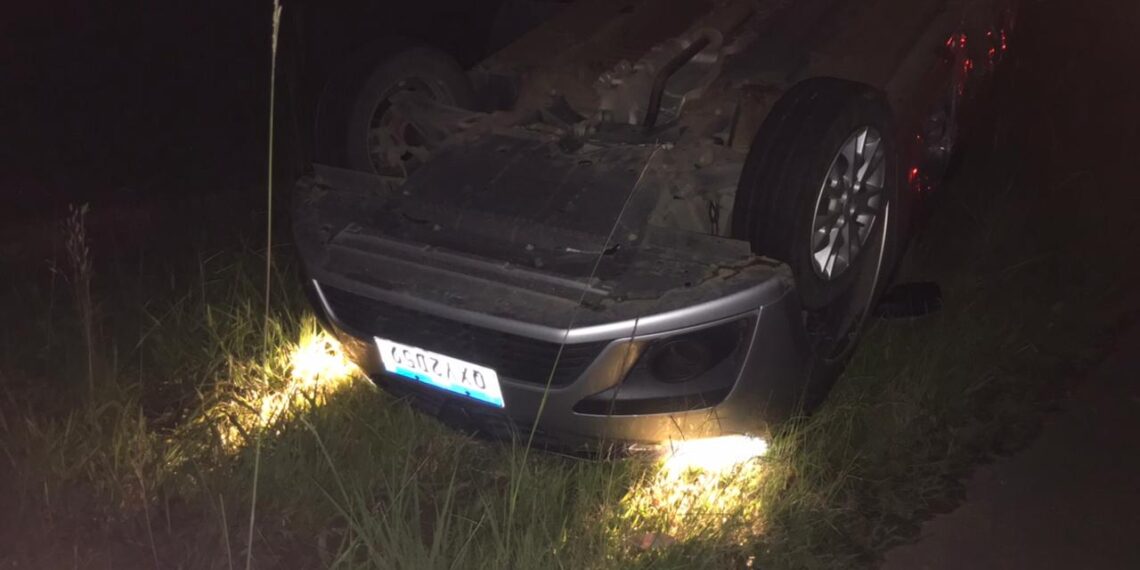 Carros batem e um deles capota na BR-459 próximo a Caldas