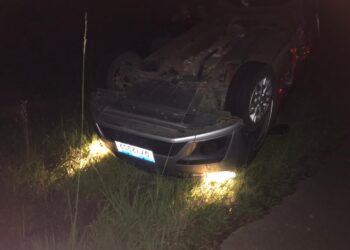 Carros batem e um deles capota na BR-459 próximo a Caldas