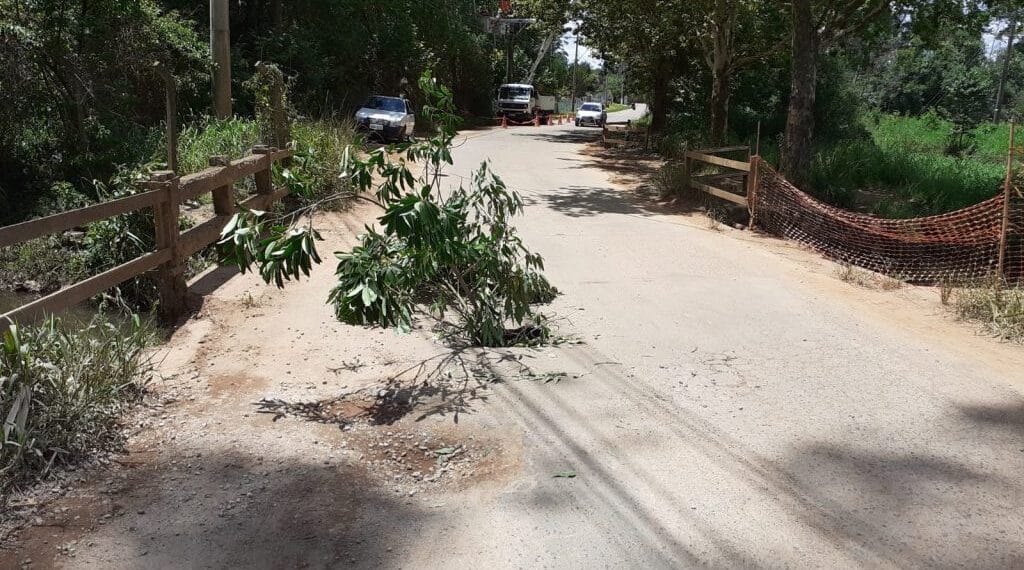 Av. Celanese é interditada pela Defesa Civil de Poços após problema em ponte