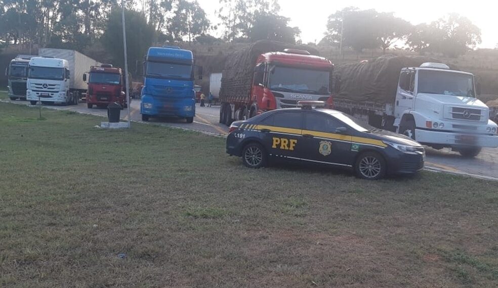 Operação da PRF na Fernão Dias retém 13 veículos com excesso carga