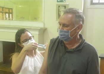 “Só assim vamos vencer esta pandemia”, diz prefeito de Poços ao receber 3ª dose