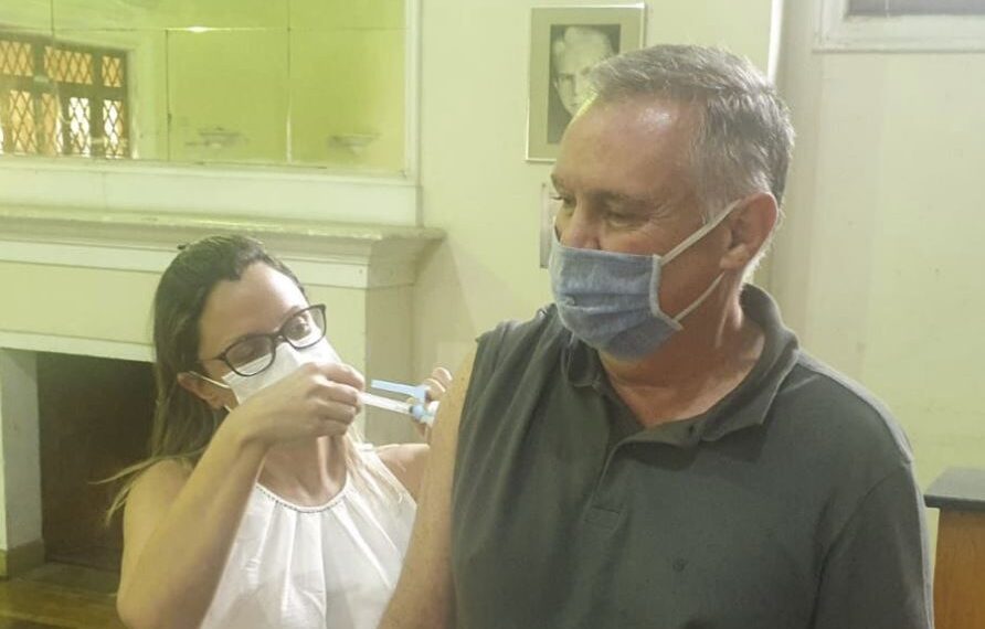 “Só assim vamos vencer esta pandemia”, diz prefeito de Poços ao receber 3ª dose