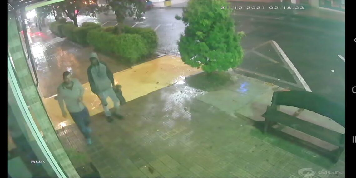 Bandidos invadem loja e furtam oito guitarras em Poços de Caldas