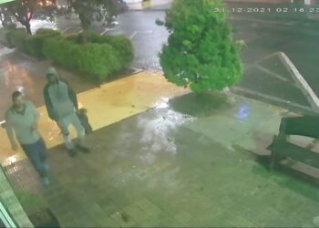 Bandidos invadem loja e furtam oito guitarras em Poços de Caldas