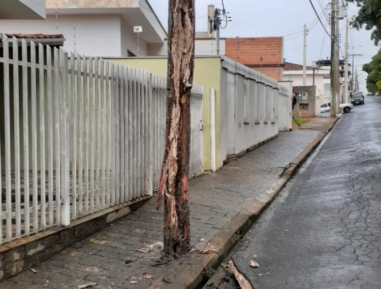 Bombeiros detectam perigo de eletrocussão em poste com risco de queda em Andradas