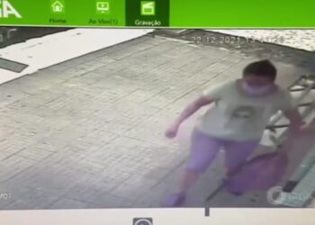 Idosa que vende balas na rua tem material e dinheiro furtados por mulher em Poços de Caldas