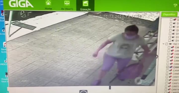 Idosa que vende balas na rua tem material e dinheiro furtados por mulher em Poços de Caldas