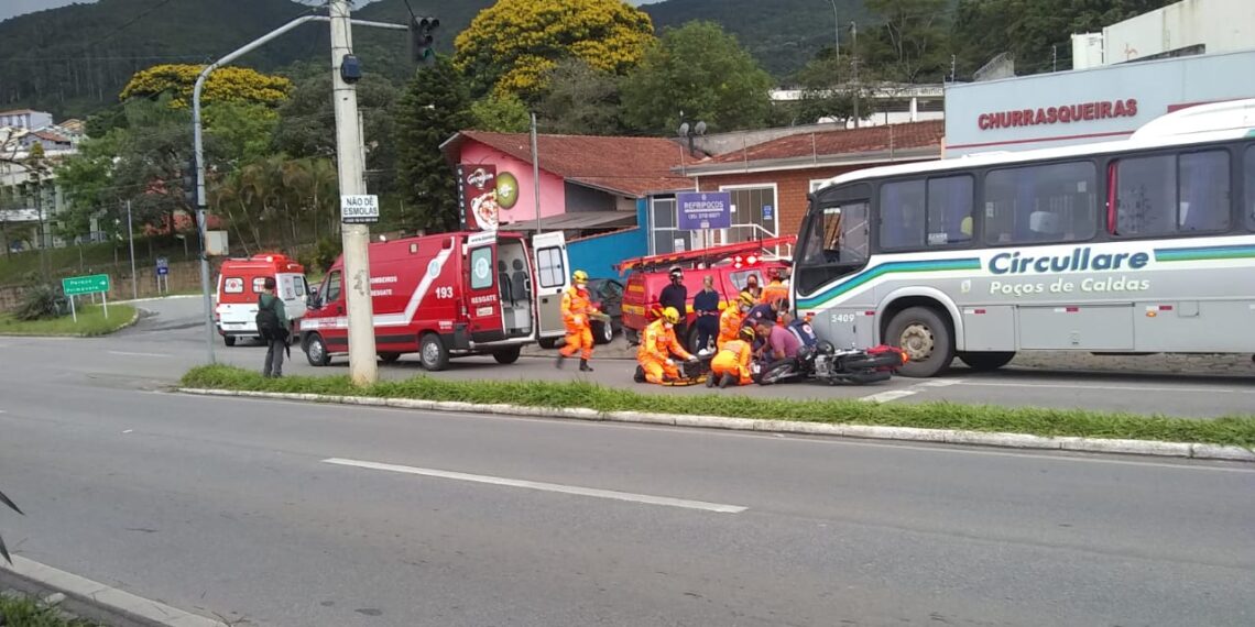 Mulher tem parte da perna esmagada após acidente entre ônibus e moto em Poços