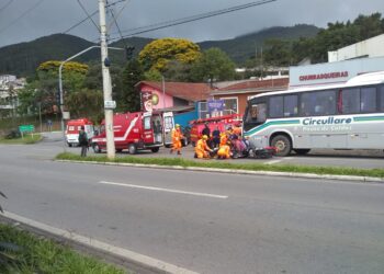 Mulher tem parte da perna esmagada após acidente entre ônibus e moto em Poços