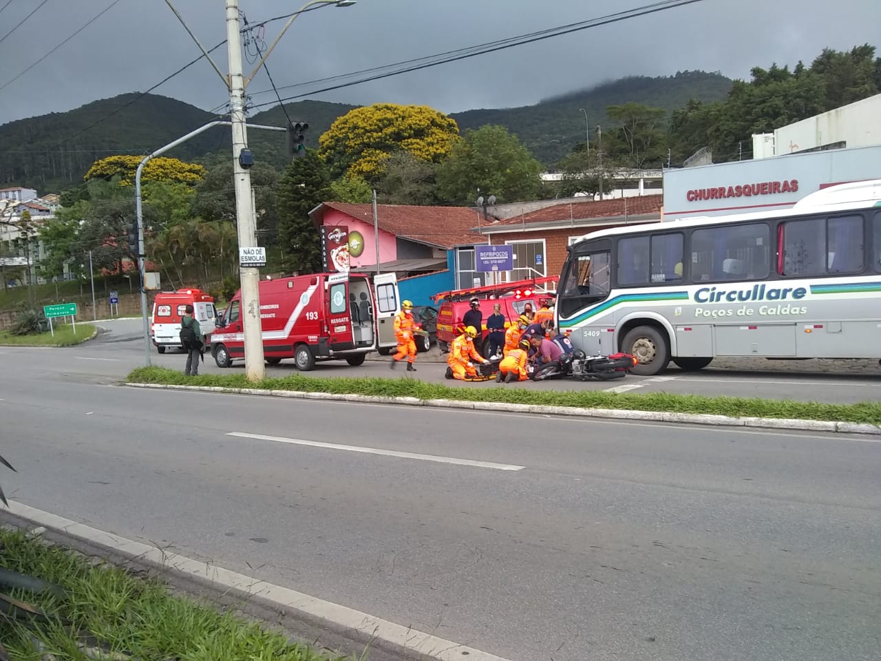 Mulher Tem Parte Da Perna Esmagada Ap S Acidente Entre Nibus E Moto Em Po Os Onda Po Os